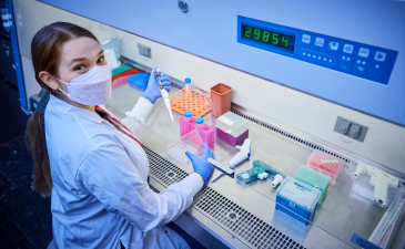 portrait of Lesly Villarreal in a lab working